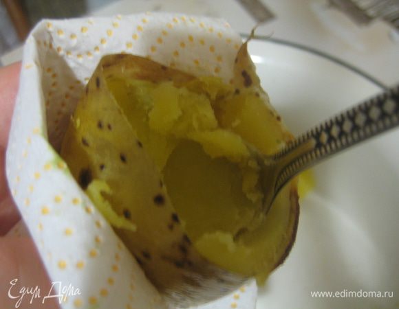 Дать картошке чуть остыть, разрезать пополам. Держа бумажным полотенцем, выскребсти мякоть.