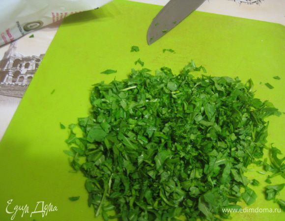 Оставить несколько листиков руколы для подачи, остальную мелко порубить.