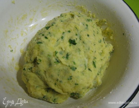 В картофельное пюре добавить мускатный орех, соль (у меня 0,5 стол. ложки), перец, желток, измельченную руколу и столько муки, чтобы смесь не распадалась и была похожа на тесто.