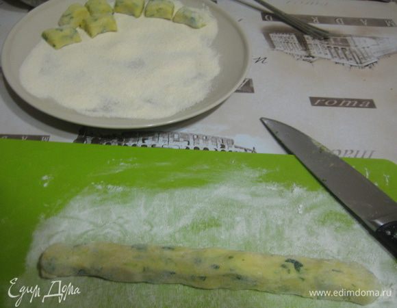 Отщипывать небольшие куски теста, и на посыпанной мукой поверхности раскатывать из в довольно тонкие колбаски. Затем разрезать колбаски на кусочки длиной примерно 2,5 см, разложить их на посыпанном мукой семолина подносе и поставить в холодильник на 10-20 минут (я засунула в морозилку, 2 порции приготовила сразу - а остальное оставила до следующего раза).
Довести до кипения кастрюлю подсоленной воды (у меня ньокки получились достаточно солеными, и я воду не солила уже). Положить ньокки и варить, пока они не всплывут (около 4 минут)