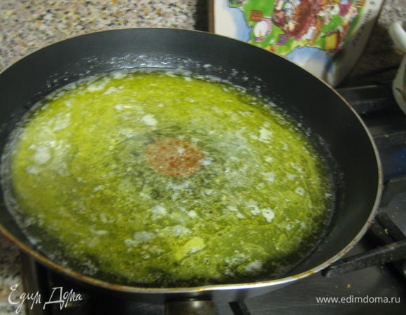 Растопить в сковороде сливочное масло, приправив щепоткой соли и перца. Влить бульон или воду и несколько раз встряхнуть сковороду круговыми движениями, чтобы соус стал похож на жидкий заварной крем (как пишет Джейми, я сходства не особо заметила...)))
Снять с огня, добавить цедру и горсть пармезана.