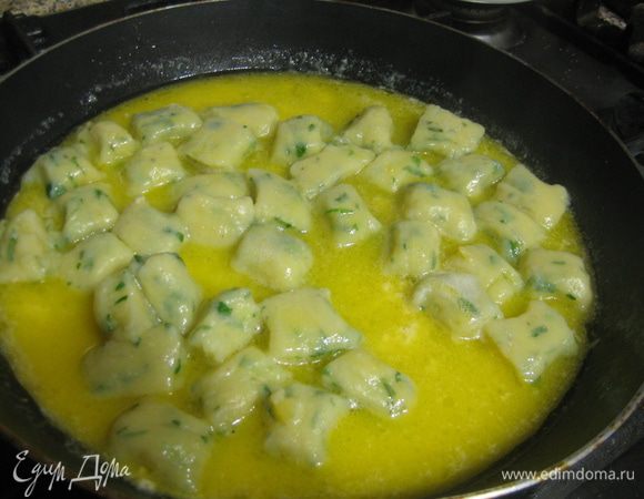 Достать ньокки, переложить в сковороду с соусом и осторожно перемешать. При подаче украсить листиками руколы. Приятного аппетита!

