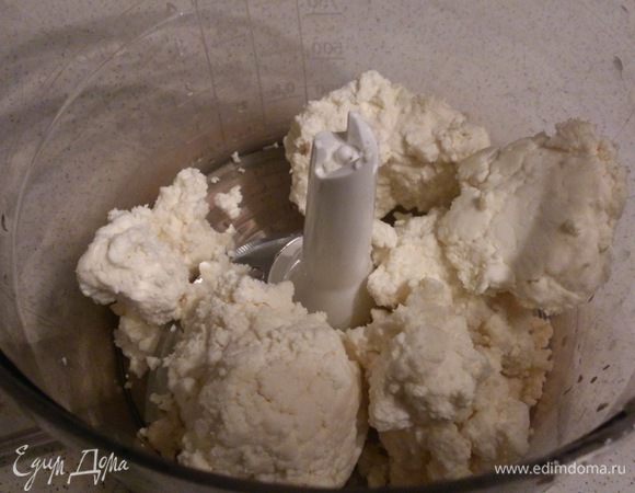 Творог измельчить в комбайне (можно протереть через сито)