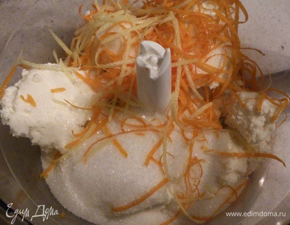 С лимона и апельсинов снять цедру и добавить к творогу 