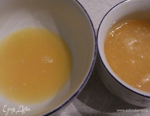 Выжать сок половины лимона и половины одного апельсина и отставить для сиропа. Остальные фрукты отжать в другую миску