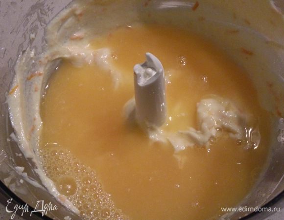 Сок из оставшихся фруктов вылить к творогу, хорошо смешать