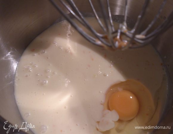 Ввести  в полученную смесь яйца по одному. После каждого тщательно взбивать