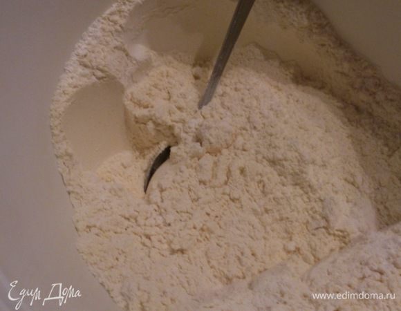 Кукурузную и пшеничную муку просеять вместе с разрыхлителем