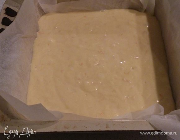 Форму выстелить пергаментом и выложить тесто. Выпекать при 180 С 35-40 минут