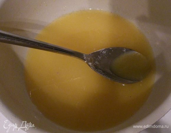 Оставшийся сок смешать с сахаром и довести до кипения, но не кипятить