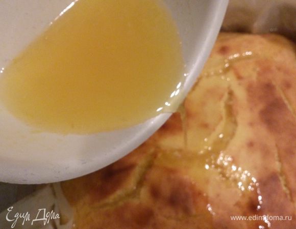 Горячий пирог залить сиропом, не доставая из формы. Оставить, пока не впитается