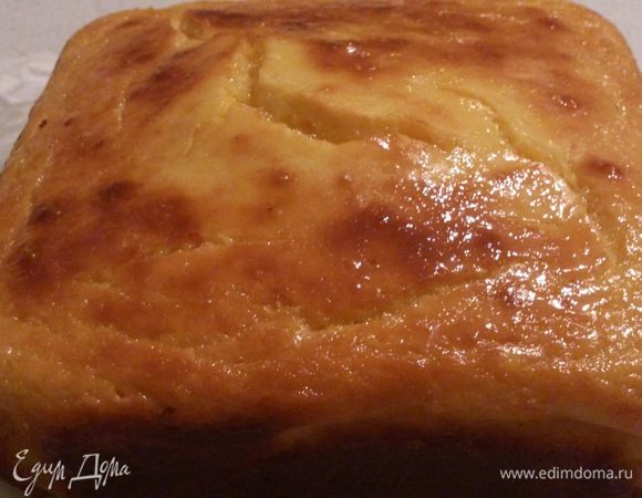 Остывший пирог порезать, посыпать сахарной пудрой