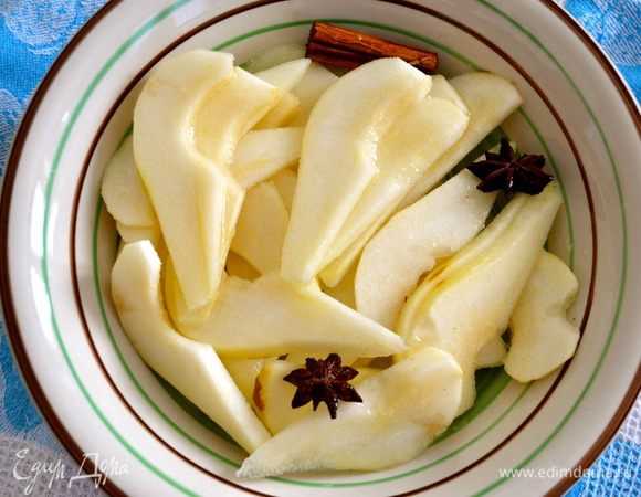 Груши вымыть, очистить от кожуры и удалить сердцевину. Нарезать дольками в длину. Положить дольки в глубокую тарелку (миску) и залить остывшим сиропом. Дать грушам немного полежать в сиропе, пока разогревается духовка. 