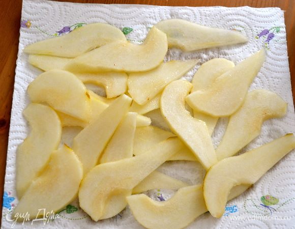 Груши достать из сиропа и промокнуть бумажным полотенцем.