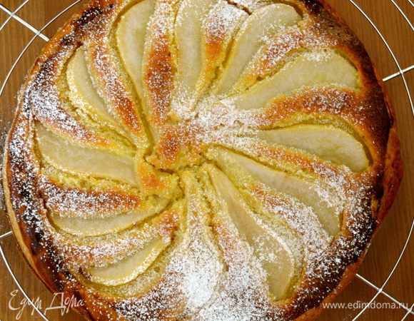 Выпекать пирог до золотистого цвета и мягкости груш, минут 35-45 (ориентироваться по своей духовке!) Дать пирогу немного остыть, можно смазать груши еще оставшимся сиропом, я присыпала немного сахарной пудрой. 