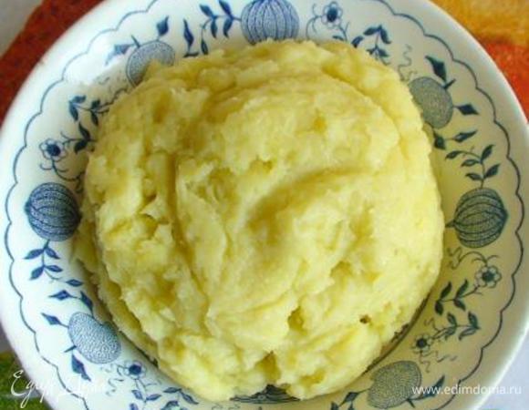 Картошку и яйца отварить. Картофель потолочь в пюре.