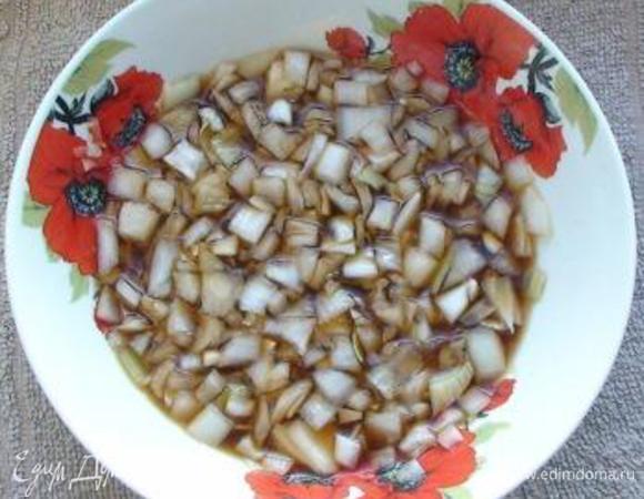 Пока варится картошка, замариновать 1 мелко нарезанную луковицу в лимонном соке, смешанном с 1 ст.л. меда и 1 ст.л. соевого соуса.