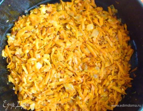 Вторую луковицу тоже нарезать и обжарить вместе с потертой на крупной терке морковью на растительном масле до золотистого цвета.