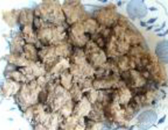 Печень промыть, порезать и обжарить на растительном масле. Посолить, поперчить.Когда остынет, мелко порезать.