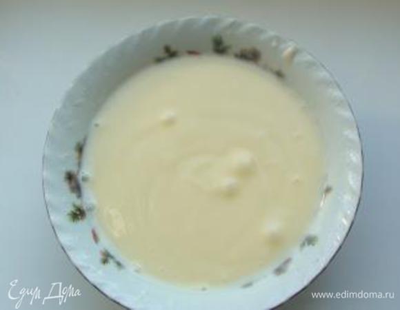 Приготовить заправку для салата. Для чего майонез смешать с 1 ст.л. лимонного сока и 1 ст. л. меда.