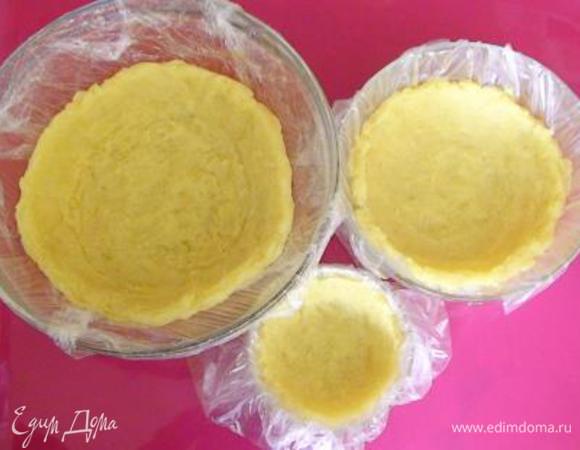 3 миски разного диаметра выстелить пищевой пленкой. Выложить во все 3 картофель, утрамбовать, формируя стенки. Смазать частью нашей салатной заправки.