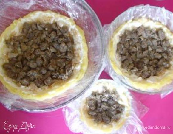 Дальше выложить печенку. Смазать заправкой.