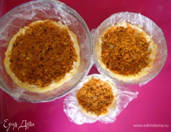 Сверху выложить зажарку. Смазать заправкой.