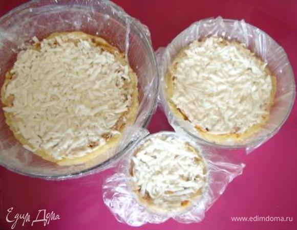 Последним слоем выложить натертые на терку белки и отправить все 3 формы в холодильник на полчаса.