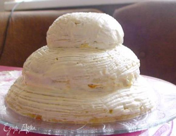 Достать из холодильника и перевернуть все 3 миски на одно блюдо, начиная с большего диаметра и заканчивая меньшим. Сверху смазать остатками заливки.