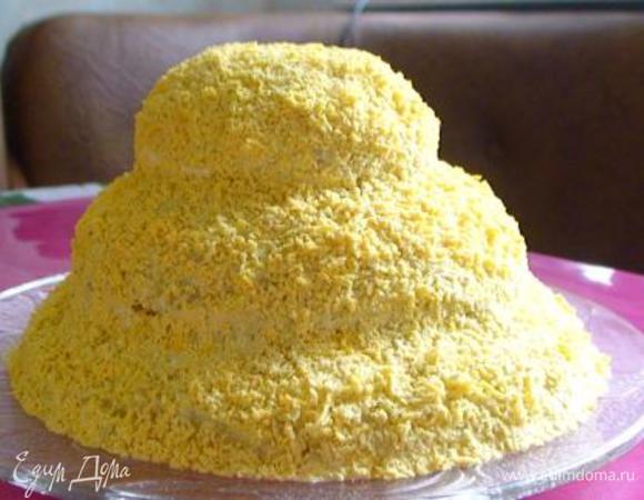 Обсыпать салат натертым на мелкой терке желтком (немного желтка оставить на пчел).