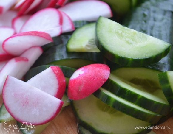 Огурец и редис нарезать на одинаковые кружки или полукружки.
