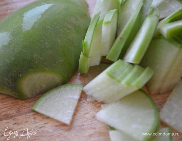 У редьки отрезать хвостик и тоже нарезать на тоненькие ломтики, размером как огурец и редиска. 
