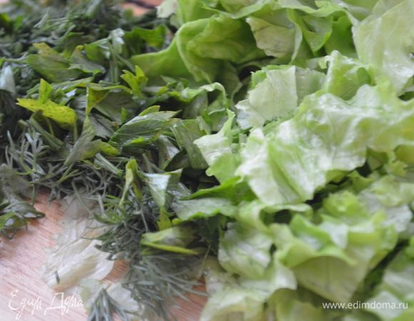 Зелень и салат нарубить.
