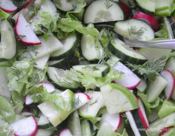 В большой миске смешать овощи. 
