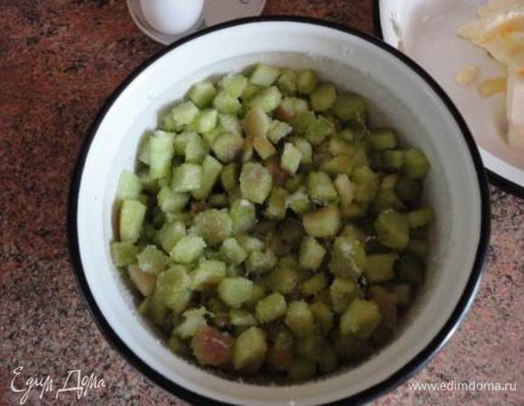 Стебли ревеня очистить и нарезать кубиками примерно по 1 см., добавить цедру, все засыпать сахаром, перемешать и отставить.