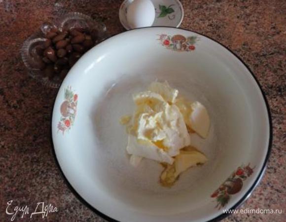 Приготовить тесто. Мягкое масло растереть с сахаром. Добавить яйцо и хорошо перемешать. Муку смешать с разрыхлителем и добавить к яично-масляной смеси. Замесить тесто.