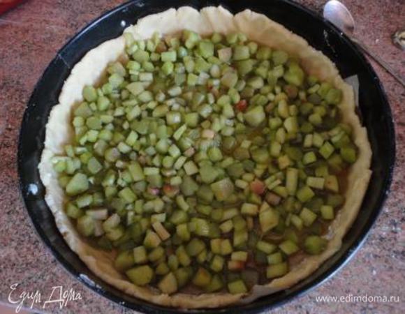 Ревень с образовавшимся соком выложить в форму на тесто и выпекать 25 минут.