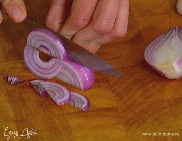 Лук почистить и нарезать полукольцами.