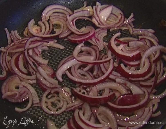 В сковороде вок разогреть оливковое масло и обжарить лук.