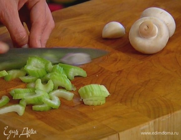 Сельдерей порезать небольшими кусочками и добавить в вок к луку.