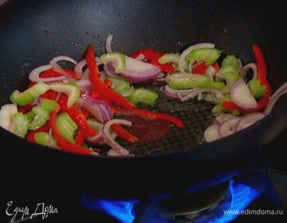 Сладкий перец, удалив семена и перепонки, нарезать тонкими полосками, добавить в сковороду к луку с сельдереем и перемешать.