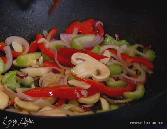 Грибы нарезать пластинками, выложить к овощам.