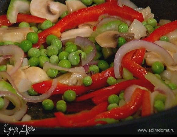 Зеленый горошек, не размораживая, выложить к овощам и перемешать.