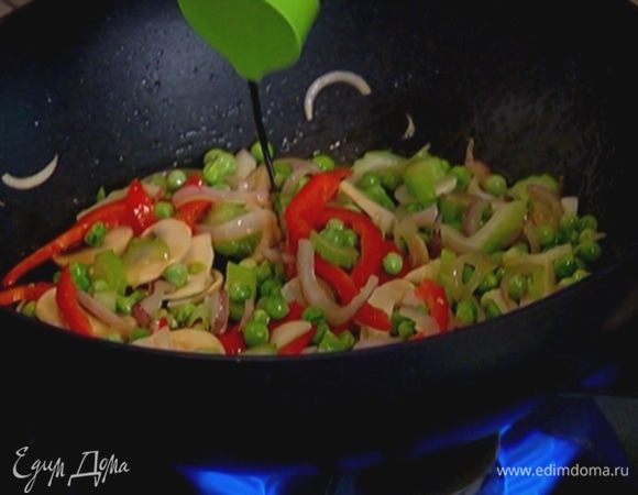 Сухой перец чили раскрошить руками, добавить в сковороду, перемешать, затем влить соевый соус и снова все перемешать. Выложить рис и, перемешивая, прогреть.