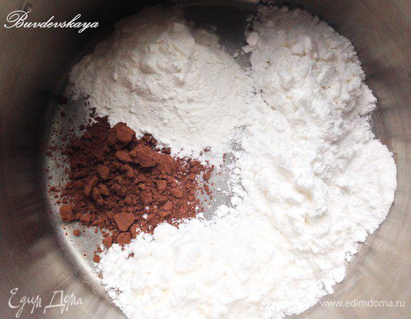 В кастрюле  с толстым дном или сотейнике смешать какао, крахмал и сухое молоко. 