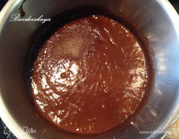 Добавить холодный кофе, тщательно размешать чтобы не было комочков. Варить кофейную смесь на среднем огне, непрерывно помешивая, до загустения.  Снять кастрюлю с огня, добавить сахарозаменитель, перемешать