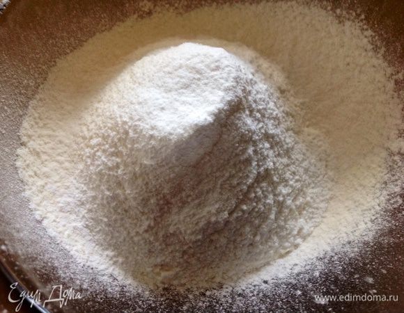 Муку просеять с разрыхлителем и содой. 
