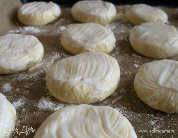 Мягкой кисточкой смазать сырники сметаной, это придаст глянцевость и не даст высохнуть им.
Выпекать при температуре 180 градусов 20-30 минут.
