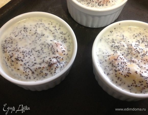 Готовые сырники выложить в керамическую форму для запекания,залить горячим соусом. В этот раз,я делала порционно: в каждую форму выложить сырник, залить 2 ст. ложками. Затем еще сырник,и 2-3 ст. ложки соуса.И поставить в духовку еще на 5 минут.
