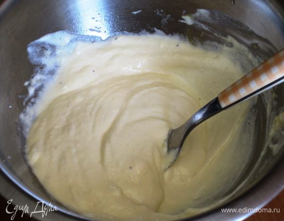 Взбить яйцо. Рикотту размять вилкой, добавить яйцо, соль, перец, перемешать до однородного состояния.